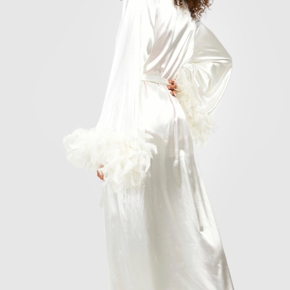Boohoo Other - White feather robe